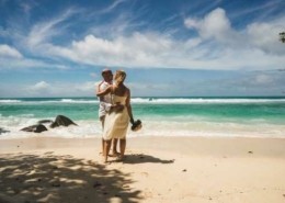 Gruende für eine Strandhochzeit, Hochzeitspaar am Strand