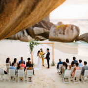 Paar während einer freien Trauung am Strand der Seychellen