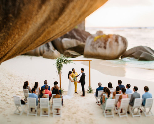Paar während einer freien Trauung am Strand der Seychellen