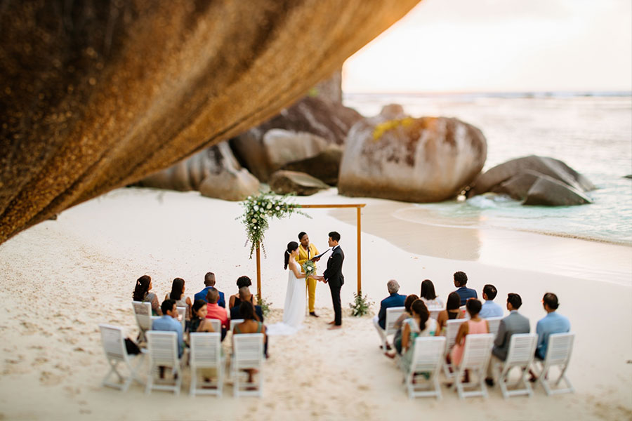 freie-trauung-seychellen-hero Paar während einer freien Trauung am Strand der Seychellen