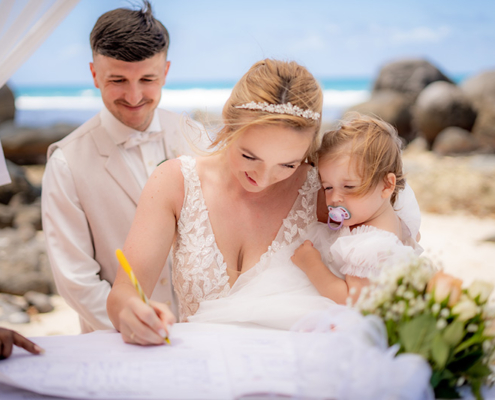 Standesamtliche Hochzeit auf den Seychellen am Strand
