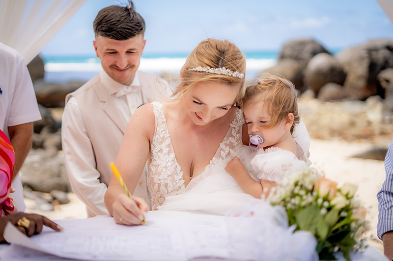 Standesamtliche Hochzeit auf den Seychellen am Strand