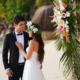 Paar bei symbolischer Hochzeit am Strand der Seychellen
