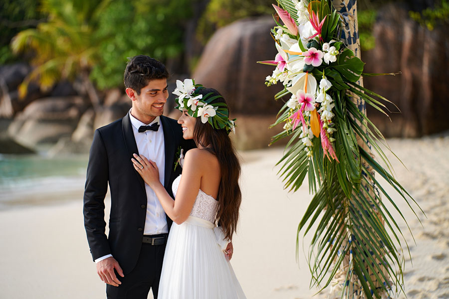 symbolische-hochzeit-seychellen-hero Paar bei symbolischer Hochzeit am Strand der Seychellen