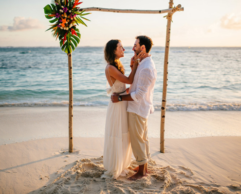 Symbolisch-vs-gesetzliche Hochzeit auf den Seychellen am Strand