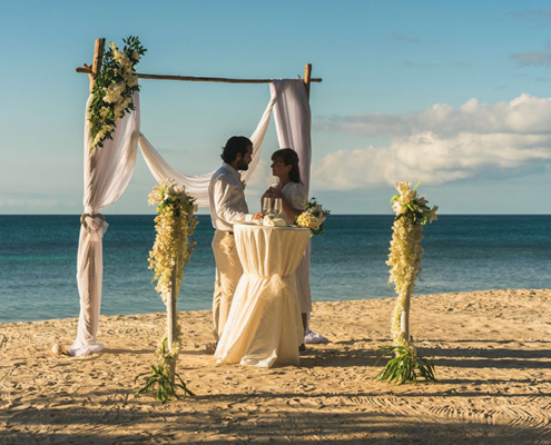 Was kostet eine Hochzeit auf den Seychellen Strandhochzeit Paar Caption: Eine standesamtliche Strandhochzeit auf den Seychellen ab 1.090 € möglich.