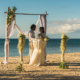 Was kostet eine Hochzeit auf den Seychellen Strandhochzeit Paar Caption: Eine standesamtliche Strandhochzeit auf den Seychellen ab 1.090 € möglich.