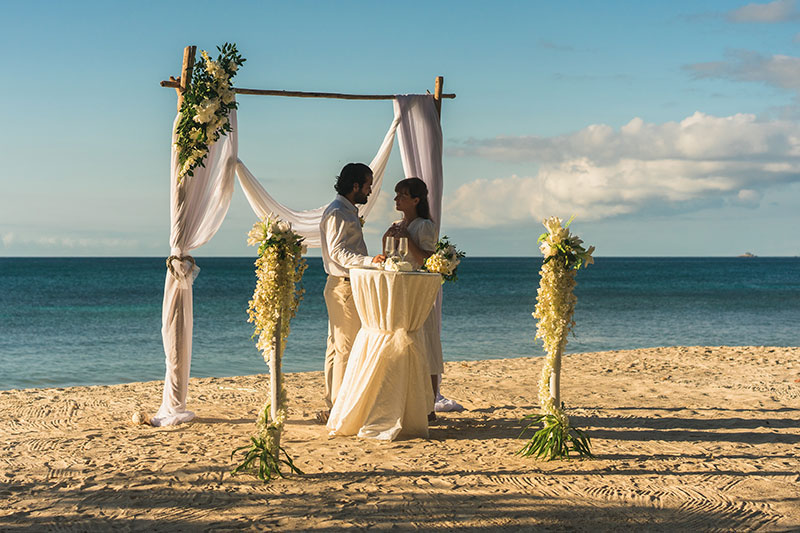 was-kostet-hochzeit-seychellen-strand Was kostet eine Hochzeit auf den Seychellen Strandhochzeit Paar Caption: Eine standesamtliche Strandhochzeit auf den Seychellen ab 1.090 € möglich.